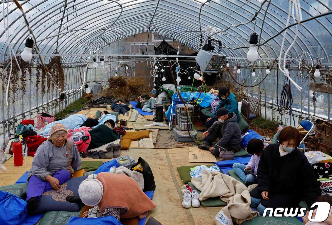 강한 지진이 발생한 일본 이시카와현 와지마 지역에서 대피한 주민들이 2일 비닐하우스에 임시로 대피하고 있다. 2024.01.02 © 로이터=뉴스1 © News1 정지윤 기자