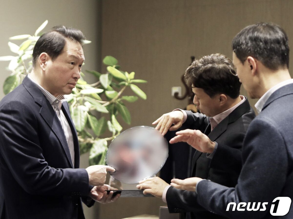최태원 SK그룹 회장이 SK하이닉스 이천캠퍼스 R&D센터에서 곽노정 SK하이닉스 대표이사 사장(가운데), 최우진 SK하이닉스 P&T 담당(오른쪽)으로부터 HBM웨이퍼와 패키지에 대한 설명을 듣고 있다.(SK그룹 제공)