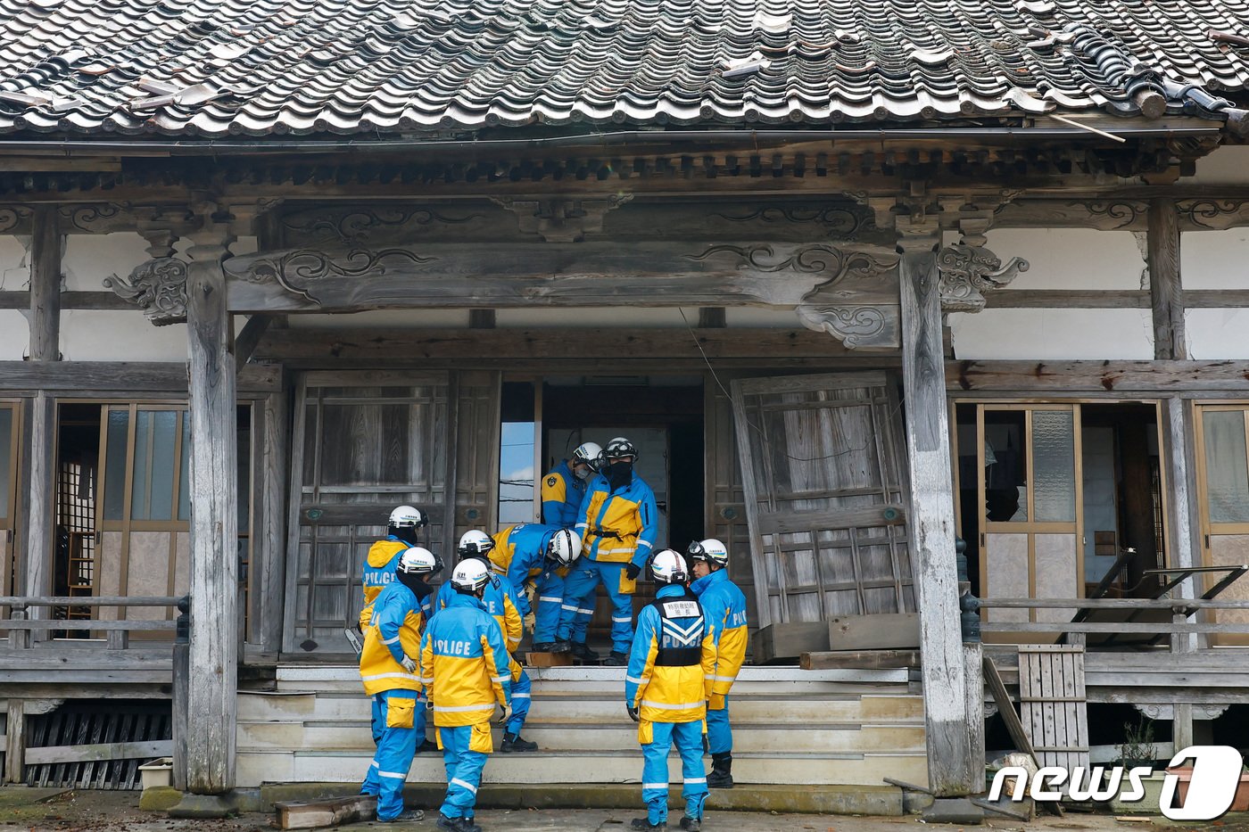 일본에서 강진이 발생한 이시카와현 와지마 지역에서 구조대원들이 4일&#40;현지시간&#41; 건축물에 진입하고 있는 모습. 2024.01.04. ⓒ 로이터=뉴스1 ⓒ News1 정윤영 기자