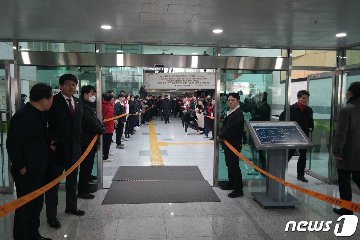 본문 이미지 - 4일 충북 청주시 장애인스포츠센터에서 열린 충북도당 신년인사회에 한동훈 비상대책위원장이 방문했다. 경찰은 한 비대위원장 방문 전 폴리스라인을 설치했다 철거했다.2024.1.4./뉴스1 ⓒ News1 임양규 기자