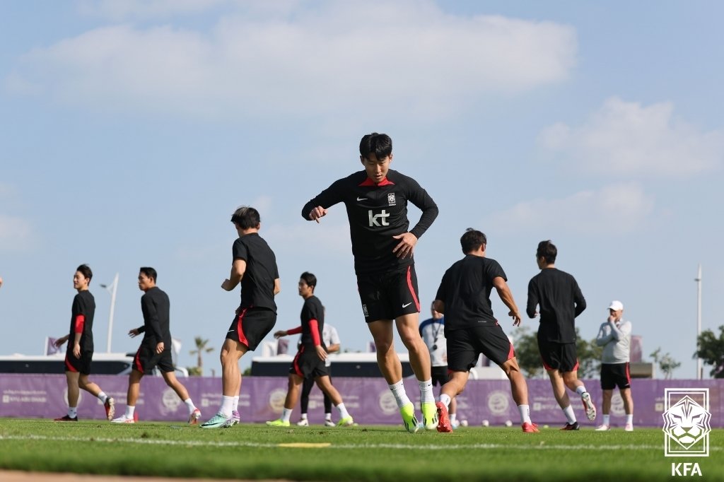 본문 이미지 - 2023 아시아축구연맹(AFC) 아시안컵에 출전하는 대한민국 축구 국가대표팀 손흥민이 4일(현지시간) 아랍에미리트 뉴욕대학교 아부다비 스타디움에서 훈련하고 있다. (대한축구협회 제공) 2024.1.5/뉴스1
