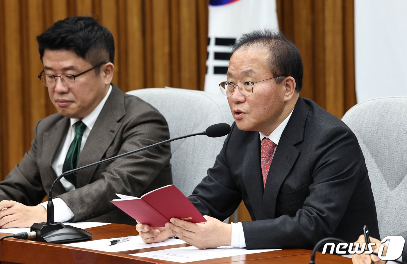 본문 이미지 - 윤재옥 국민의힘 원내대표가 5일 오전 서울 여의도 국회에서 열린 원내대책회의에서 모두발언을 하고 있다. 2024.1.5/뉴스1 ⓒ News1 구윤성 기자