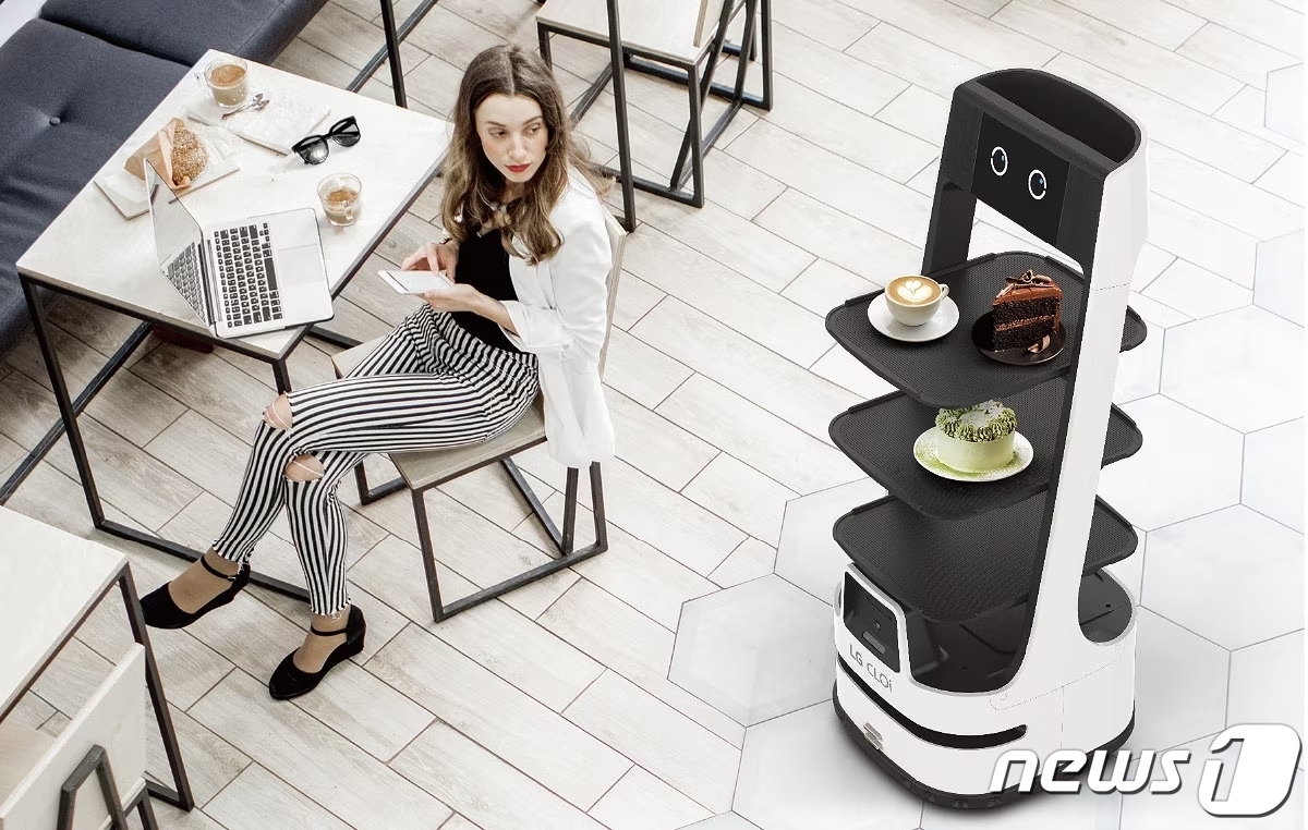 (서울=뉴스1) = LG전자는 골프서비스 플랫폼 스마트스코어와 2년간 1200여대의 안내·배송 로봇 공급 계약을 맺었다고 5일 밝혔다. 계약 규모는 약 280억원 수준으로 해외 단 …