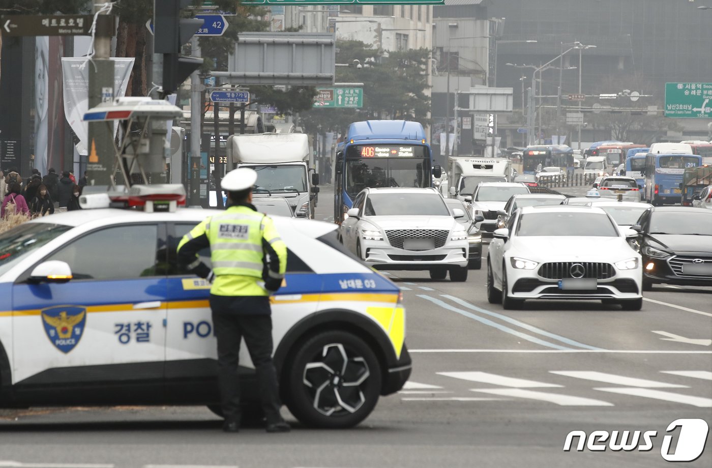 ‘명동입구 정류장의 승객 탑승체계 변화’로 유례없는 퇴근길 교통 정체를 빚고 있는 서울 중구 을지로사거리 명동입구에서 5일 오전 경찰이 교통 흐름을 체크하고 있다. 2024.1.5/뉴스1 ⓒ News1 권현진 기자