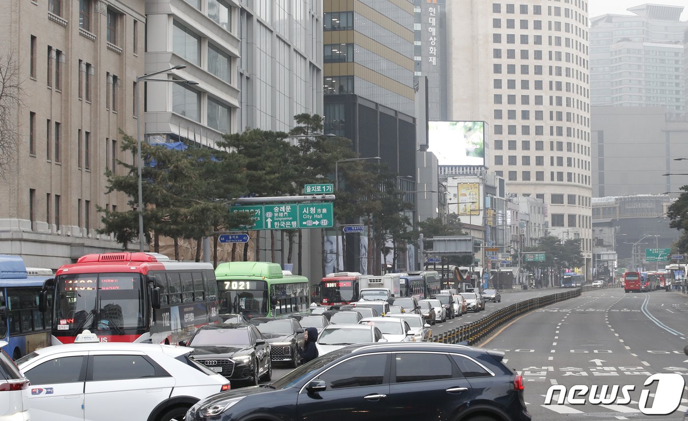 ‘명동입구 정류장의 승객 탑승체계 변화’로 유례없는 퇴근길 교통 정체를 빚고 있는 을지로사거리 명동입구가 5일 오전 비교적 원활한 흐름을 보이고 있다. 2024.1.5/뉴스1 ⓒ News1 권현진 기자