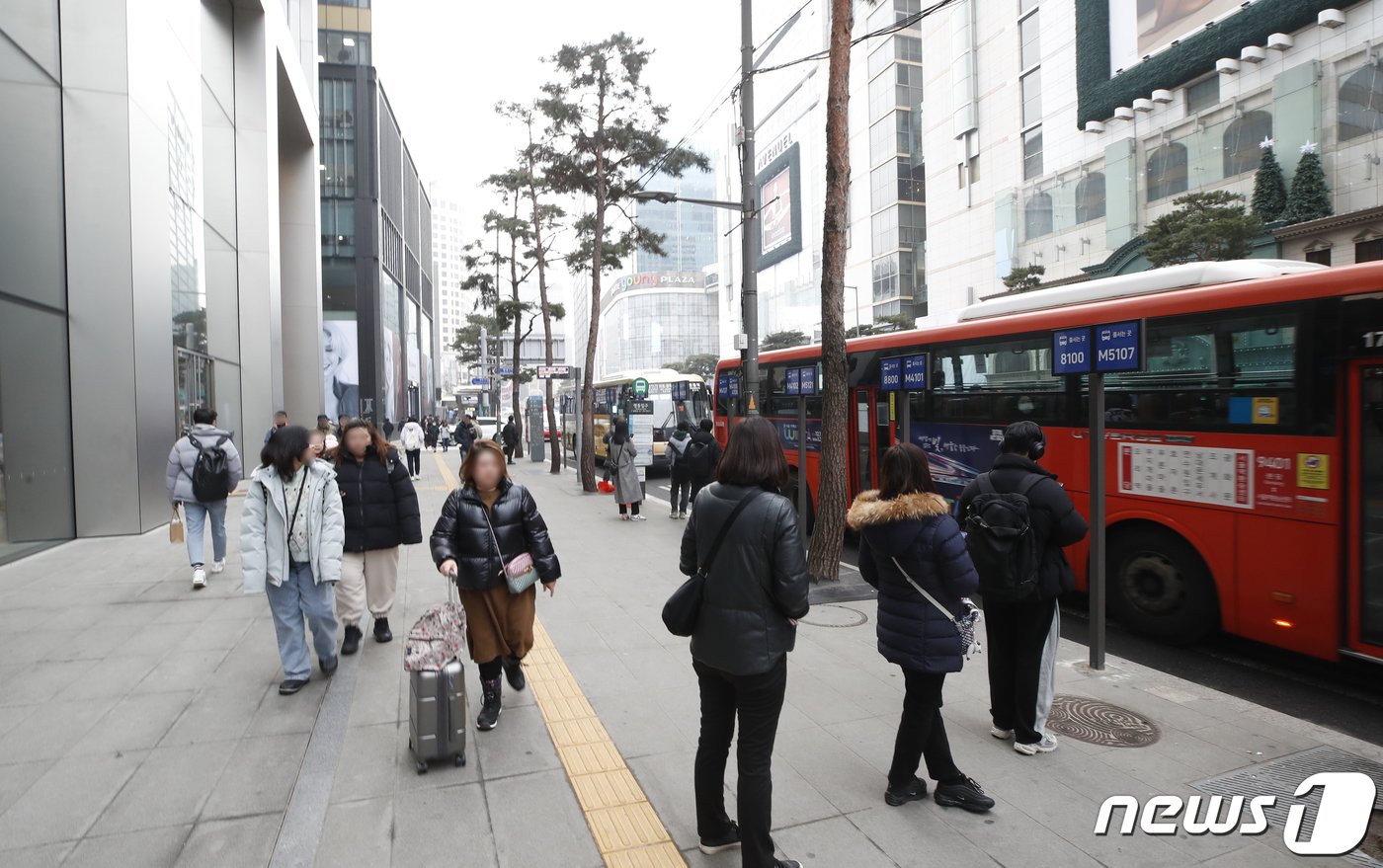 ‘명동입구 정류장의 승객 탑승체계 변화’로 유례없는 퇴근길 교통 정체를 빚고 있는 을지로사거리 명동입구가 5일 오전 비교적 원활한 모습을 보이고 있다. 2024.1.5/뉴스1 ⓒ News1 권현진 기자