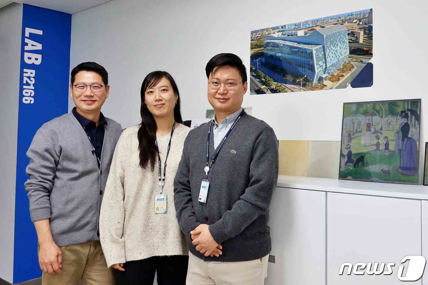 RSIT(포항산업과학연구원) 탁성주, 김아롱, 김영수 연구원이 건물 스스로가 에너지를 생산할 수 있는 강판일체형 태양광(BIPV Building Integrated PhotoVoltaics) 제조기술을 개발했다. 왼쪽부터 탁성주, 김아롱, 김영수 연구원.(RIST제공)2024.1.5/뉴스1 최창호 기자 