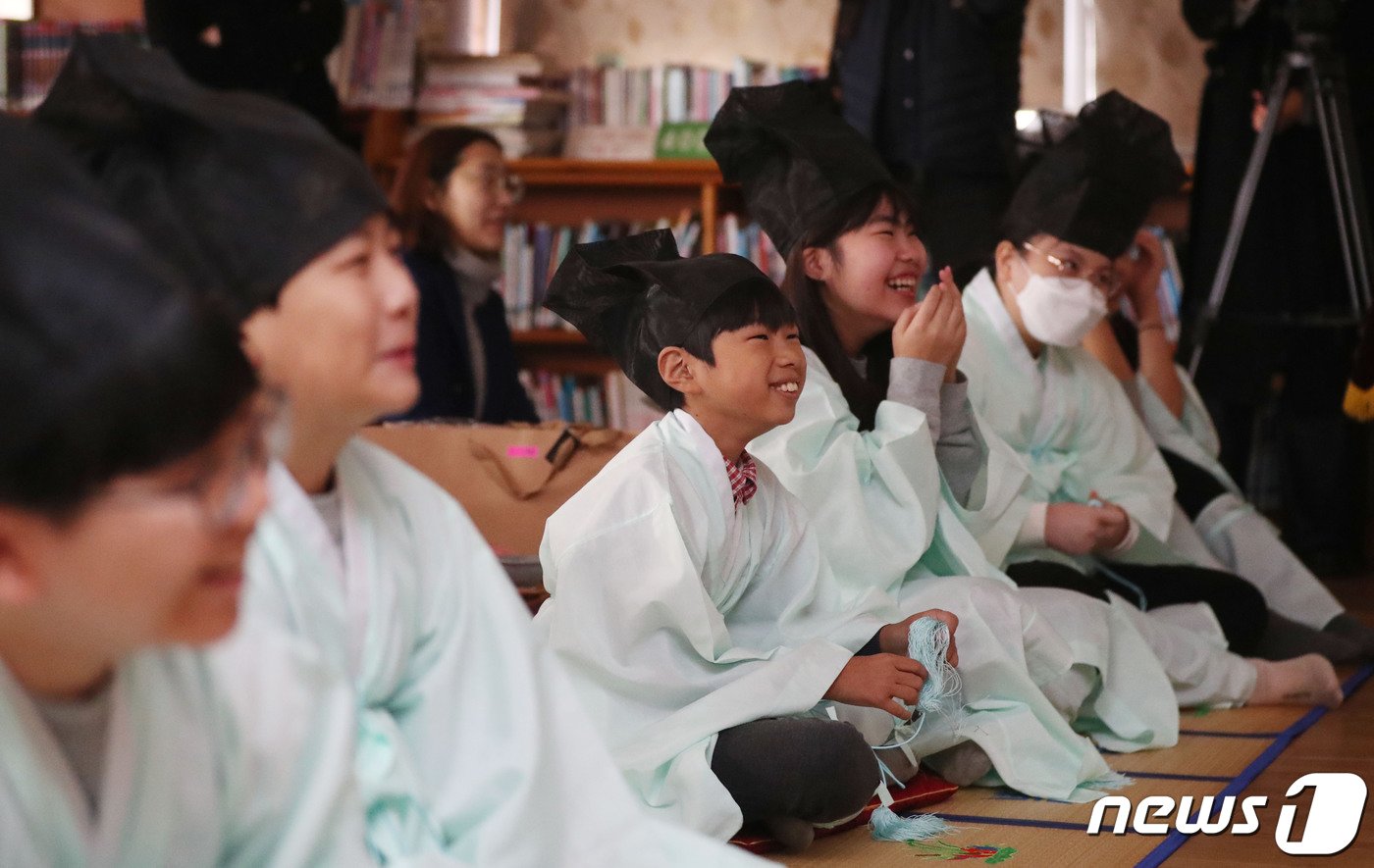 5일 오전 경기 용인시 처인구 남곡초등학교 제2캠퍼스에서 &#39;제73회 선비문화체험 졸업장 수여식&#39;이 진행되고 있다. 남곡초등학교 남곡분교는 이날 졸업하는 8명의 학생을 끝으로 폐교된다. 2024.1.5/뉴스1 ⓒ News1 김영운 기자