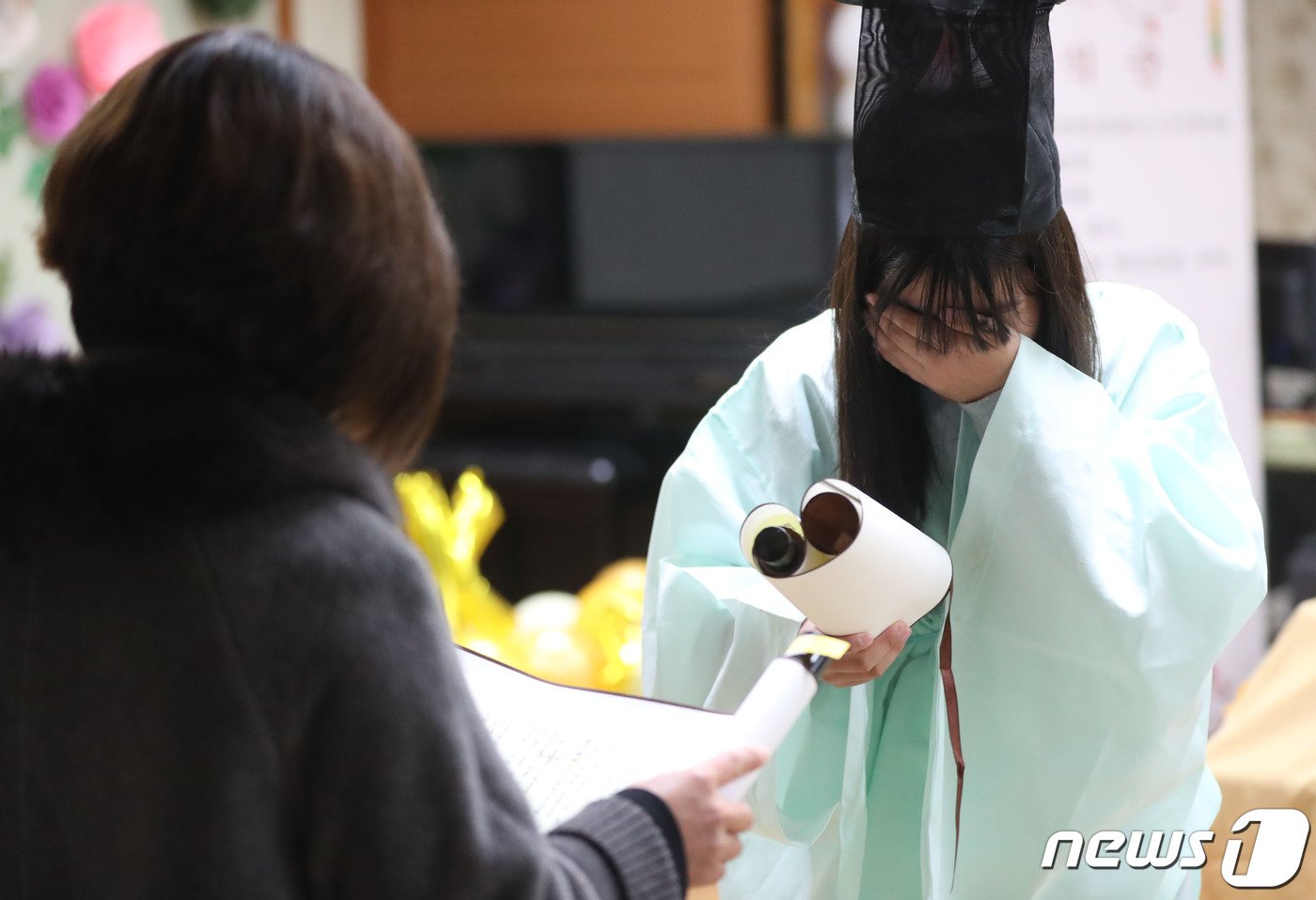 본문 이미지 - 5일 오전 경기 용인시 처인구 남곡초등학교 제2캠퍼스에서 '제73회 선비문화체험 졸업장 수여식'이 진행되고 있다. 남곡초등학교 남곡분교는 이날 졸업하는 8명의 학생을 끝으로 폐교된다. 2024.1.5/뉴스1 ⓒ News1 김영운 기자