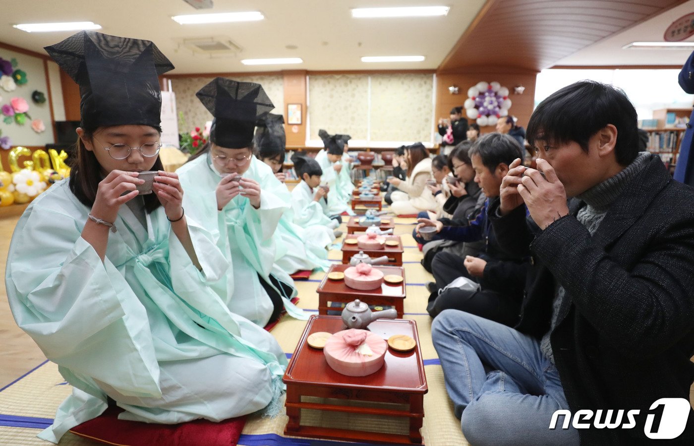 5일 오전 경기 용인시 처인구 남곡초등학교 제2캠퍼스에서 &#39;제73회 선비문화체험 졸업장 수여식&#39;이 진행되고 있다. 남곡초등학교 남곡분교는 이날 졸업하는 8명의 학생을 끝으로 폐교된다. 2024.1.5/뉴스1 ⓒ News1 김영운 기자