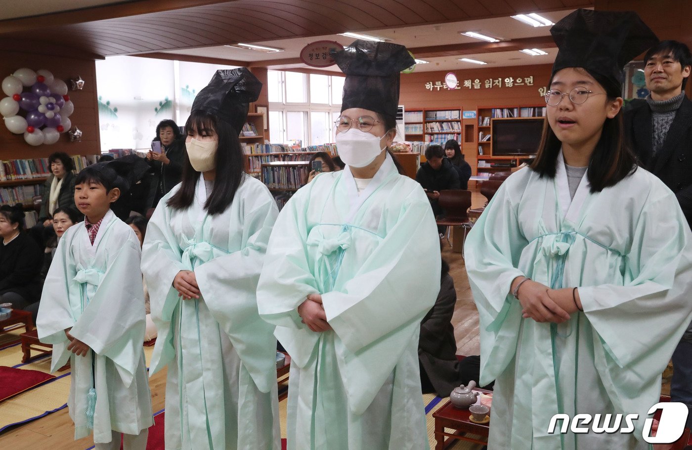 본문 이미지 - 5일 오전 경기 용인시 처인구 남곡초등학교 제2캠퍼스에서 '제73회 선비문화체험 졸업장 수여식'이 진행되고 있다. 남곡초등학교 남곡분교는 이날 졸업하는 8명의 학생을 끝으로 폐교된다. 2024.1.5/뉴스1 ⓒ News1 김영운 기자