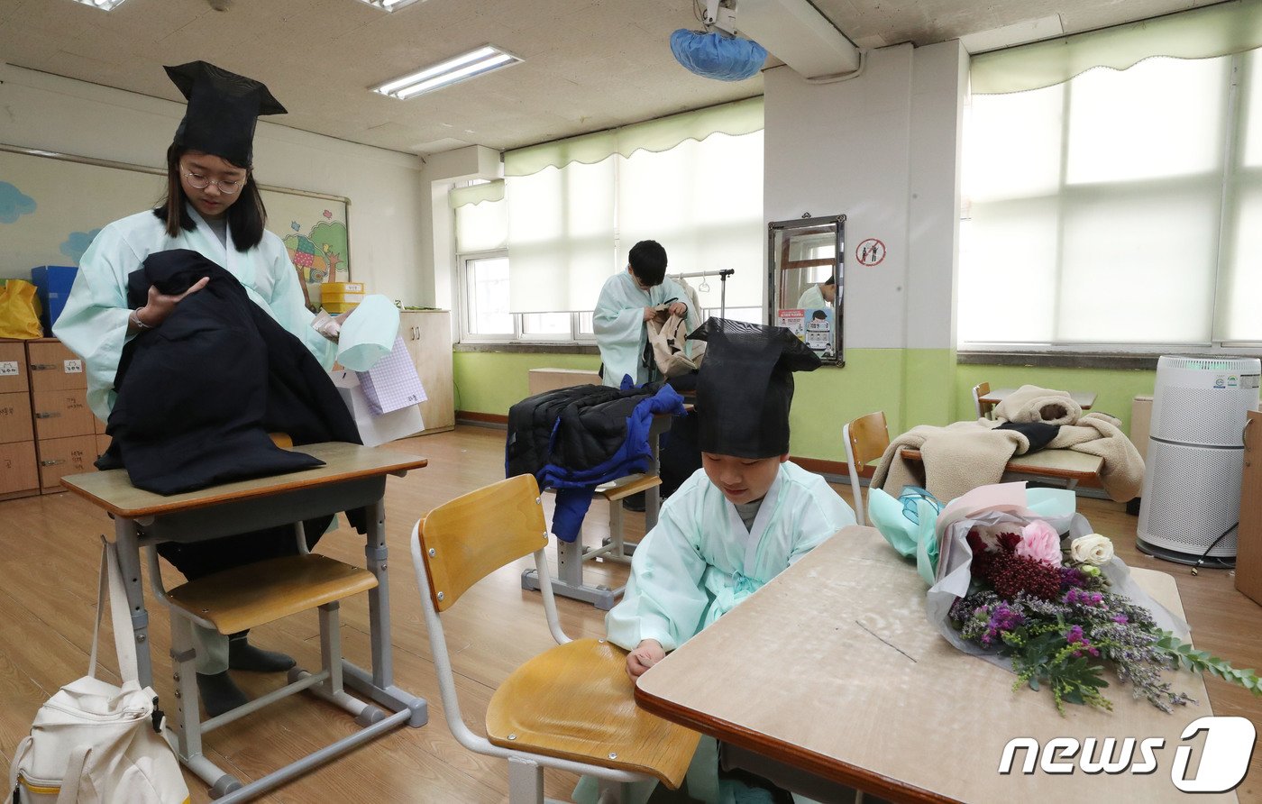 본문 이미지 - 5일 오전 경기 용인시 처인구 남곡초등학교 제2캠퍼스에서 졸업식을 마친 6학년 1반 학생들이 하교 준비를 하고 있다. 남곡초등학교 남곡분교는 이날 졸업하는 8명의 학생을 끝으로 폐교된다. 2024.1.5/뉴스1 ⓒ News1 김영운 기자