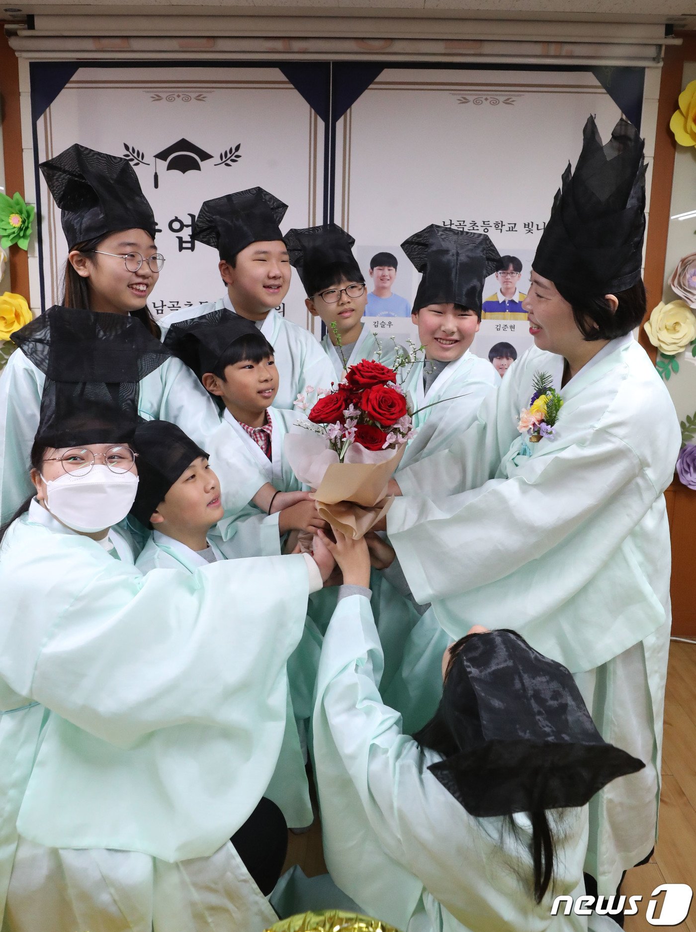 본문 이미지 - 5일 오전 경기 용인시 처인구 남곡초등학교 제2캠퍼스에서 6학년 1반 학생들이 졸업식을 마치고 담임선생님과 기념촬영을 하고 있다. 남곡초등학교 남곡분교는 이날 졸업하는 8명의 학생을 끝으로 폐교된다. 2024.1.5/뉴스1 ⓒ News1 김영운 기자