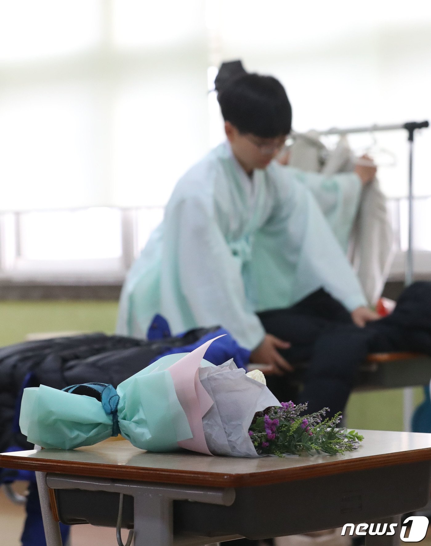 본문 이미지 - 5일 오전 경기 용인시 처인구 남곡초등학교 제2캠퍼스에서 졸업식을 마친 6학년 1반 학생들이 하교 준비를 하고 있다. 남곡초등학교 남곡분교는 이날 졸업하는 8명의 학생을 끝으로 폐교된다. 2024.1.5/뉴스1 ⓒ News1 김영운 기자