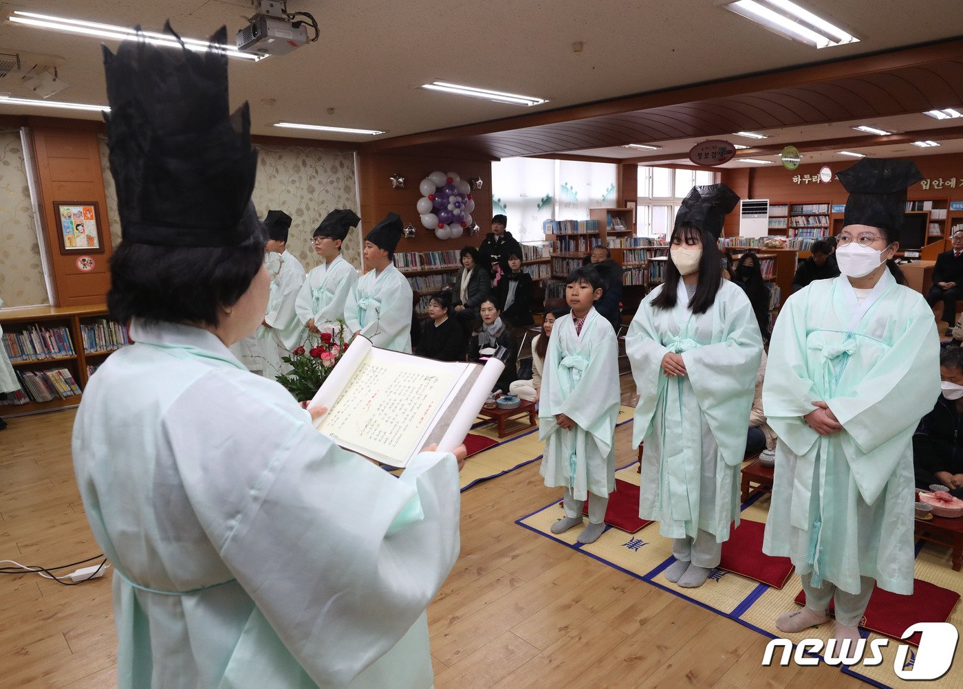 5일 오전 경기 용인시 처인구 남곡초등학교 제2캠퍼스에서 &#39;제73회 선비문화체험 졸업장 수여식&#39;이 진행되고 있다. 남곡초등학교 남곡분교는 이날 졸업하는 8명의 학생을 끝으로 폐교된다. 2024.1.5/뉴스1 ⓒ News1 김영운 기자