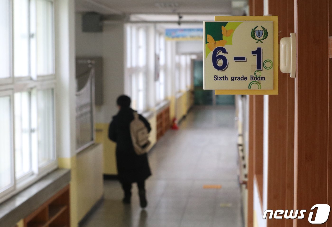 본문 이미지 - 5일 오전 경기 용인시 처인구 남곡초등학교 제2캠퍼스에서 졸업식을 마친 6학년 1반 학생이 하교를 하고 있다. 남곡초등학교 남곡분교는 이날 졸업하는 8명의 학생을 끝으로 폐교된다. 2024.1.5/뉴스1 ⓒ News1 김영운 기자