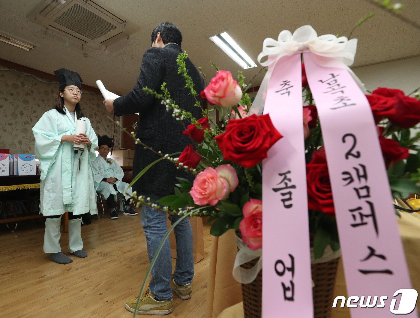 본문 이미지 - 5일 오전 경기 용인시 처인구 남곡초등학교 제2캠퍼스에서 '제73회 선비문화체험 졸업장 수여식'이 진행되고 있다. 남곡초등학교 남곡분교는 이날 졸업하는 8명의 학생을 끝으로 폐교된다. 2024.1.5/뉴스1 ⓒ News1 김영운 기자