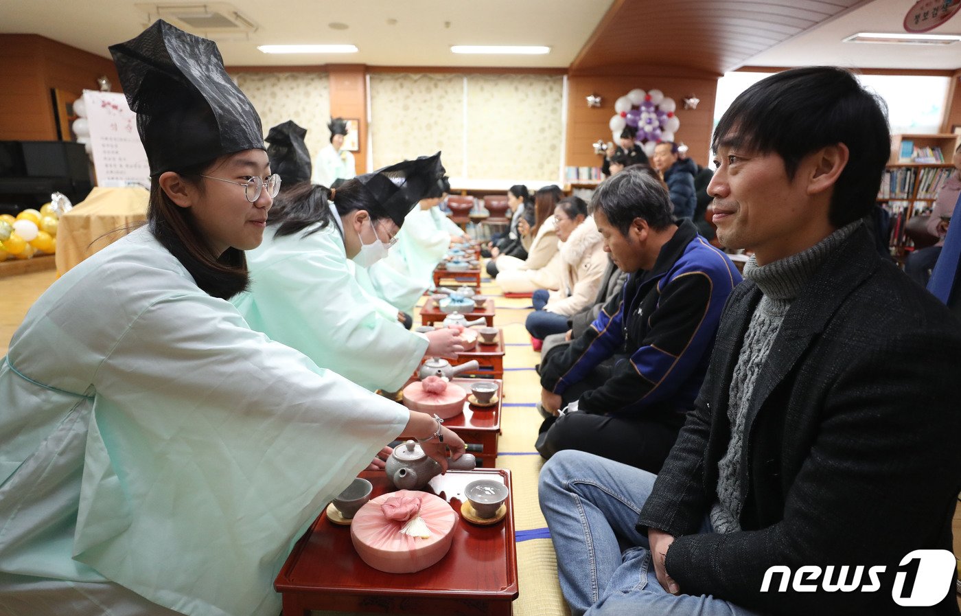 본문 이미지 - 5일 오전 경기 용인시 처인구 남곡초등학교 제2캠퍼스에서 '제73회 선비문화체험 졸업장 수여식'이 진행되고 있다. 남곡초등학교 남곡분교는 이날 졸업하는 8명의 학생을 끝으로 폐교된다. 2024.1.5/뉴스1 ⓒ News1 김영운 기자