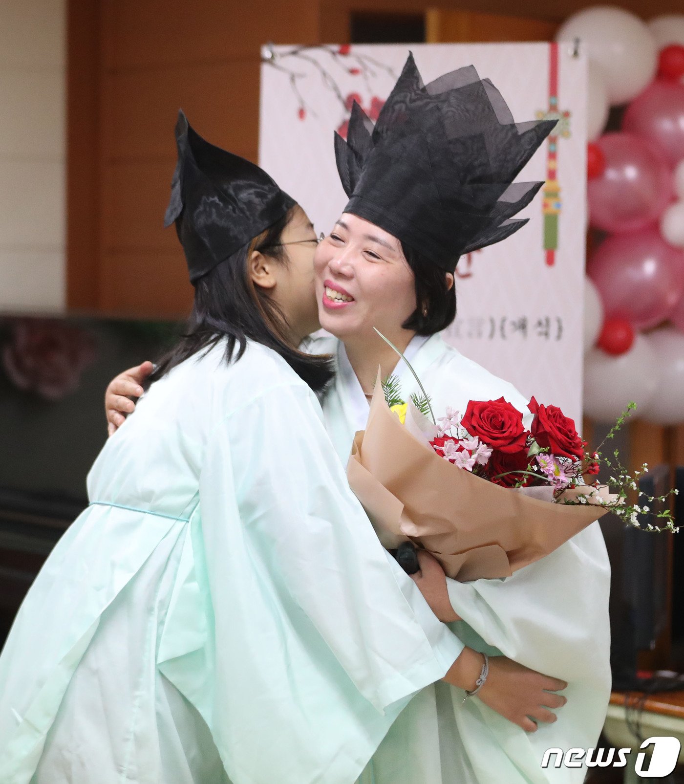 본문 이미지 - 5일 오전 경기 용인시 처인구 남곡초등학교 제2캠퍼스에서 '제73회 선비문화체험 졸업장 수여식'이 진행되고 있다. 남곡초등학교 남곡분교는 이날 졸업하는 8명의 학생을 끝으로 폐교된다. 2024.1.5/뉴스1 ⓒ News1 김영운 기자