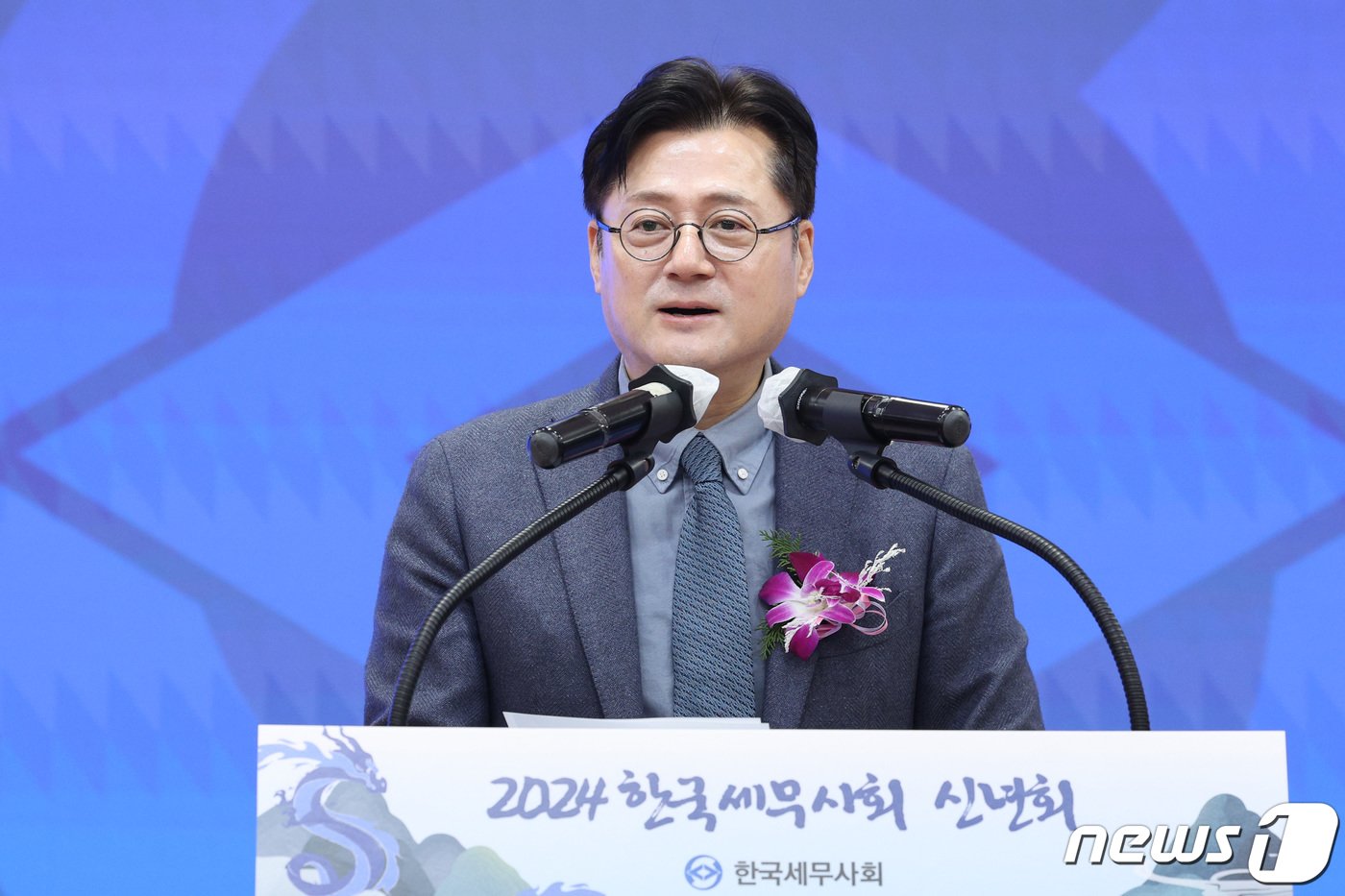 본문 이미지 - 홍익표 더불어민주당 원내대표가 5일 서울 서초구 한국세무사회에서 열린 한국세무사회 신년 인사회에서 축사를 하고 있다. 2024.1.5/뉴스1 ⓒ News1 신웅수 기자