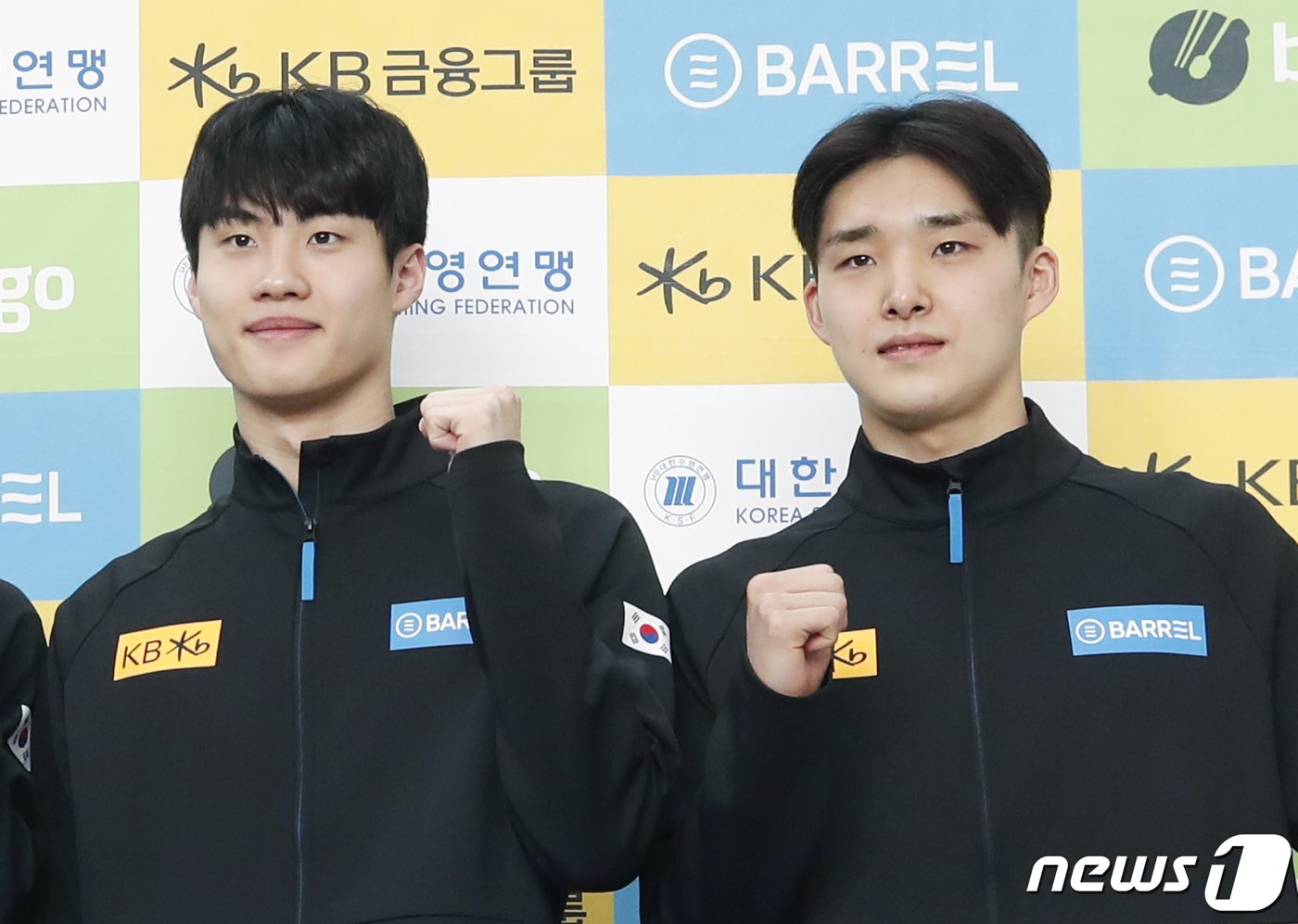 본문 이미지 - 수영 국가대표 선수 황선우와 김우민(오른쪽)이 5일 인천국제공항 1터미널에 도착해 호주로 전지훈련을 떠나기 전 파이팅을 외치고 있다. 2024.1.5/뉴스1 ⓒ News1 권현진 기자