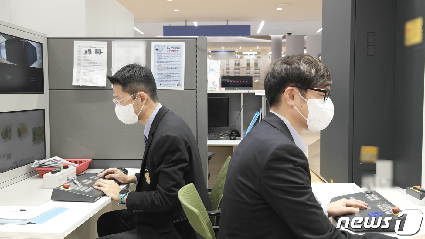 본문 이미지 - 정지훈 식물검역관(왼쪽)과 도상욱 동물검역관 2023.12.06/뉴스1 ⓒ News1 금준혁 기자