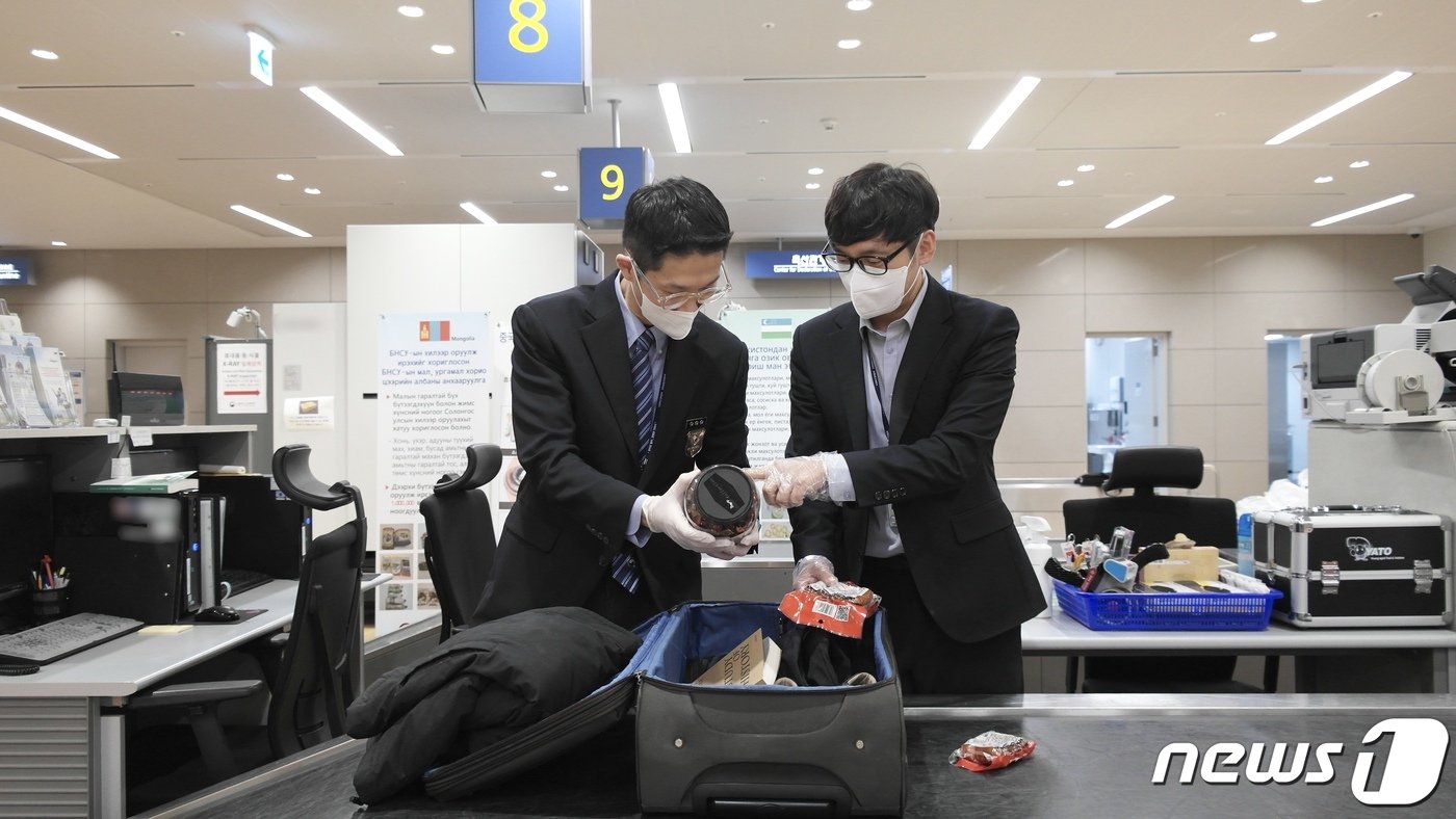 본문 이미지 - 정지훈 식물검역관(왼쪽)과 도상욱 동물검역관 2023.12.06/뉴스1 ⓒ News1 금준혁 기자