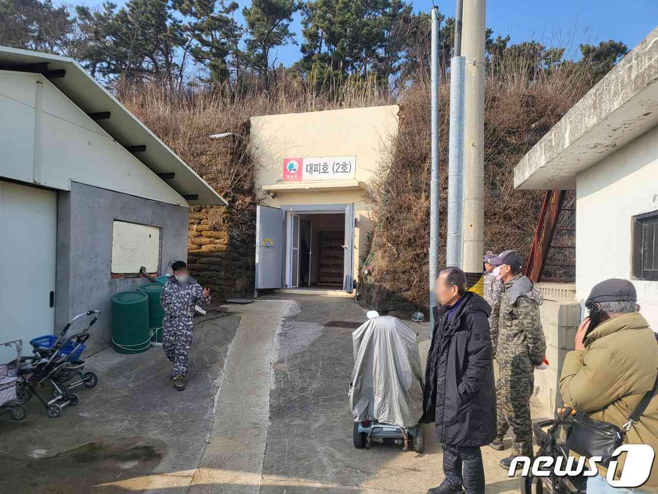 5일 북한이 서해 접경에서 포사격을 실시한 것과 관련해 인천 옹진군 연평면 주민들이 이날 오후 대피소로 발길을 옮기고 있다.(독자제공)2024.1.5/뉴스1 © News1 박소영 기자