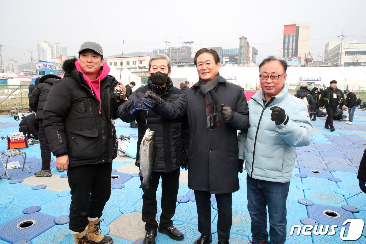 제12회 홍천강 꽁꽁축제가 5일 개장식을 갖고 오는 21일까지 17일간의 일정에 돌입했다.&#40;홍천군 제공&#41; 2024.1.5/뉴스삼