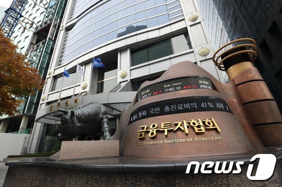 채권 시장참여자 64% "10월 금통위서 기준금리 인하할 것"