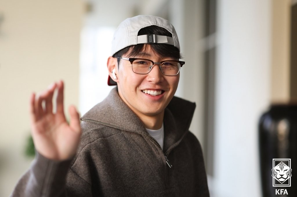 본문 이미지 - 2023 아시아축구연맹(AFC) 아시안컵에 출전하는 축구 대표팀의 이강인이 5일(현지시간) 아랍에미리트(UAE)의 파크하얏트 아부다비 호텔 앤 빌라스에서 취재진에게 인사하고 있다. (대한축구협회 제공) 2024.1.5/뉴스1