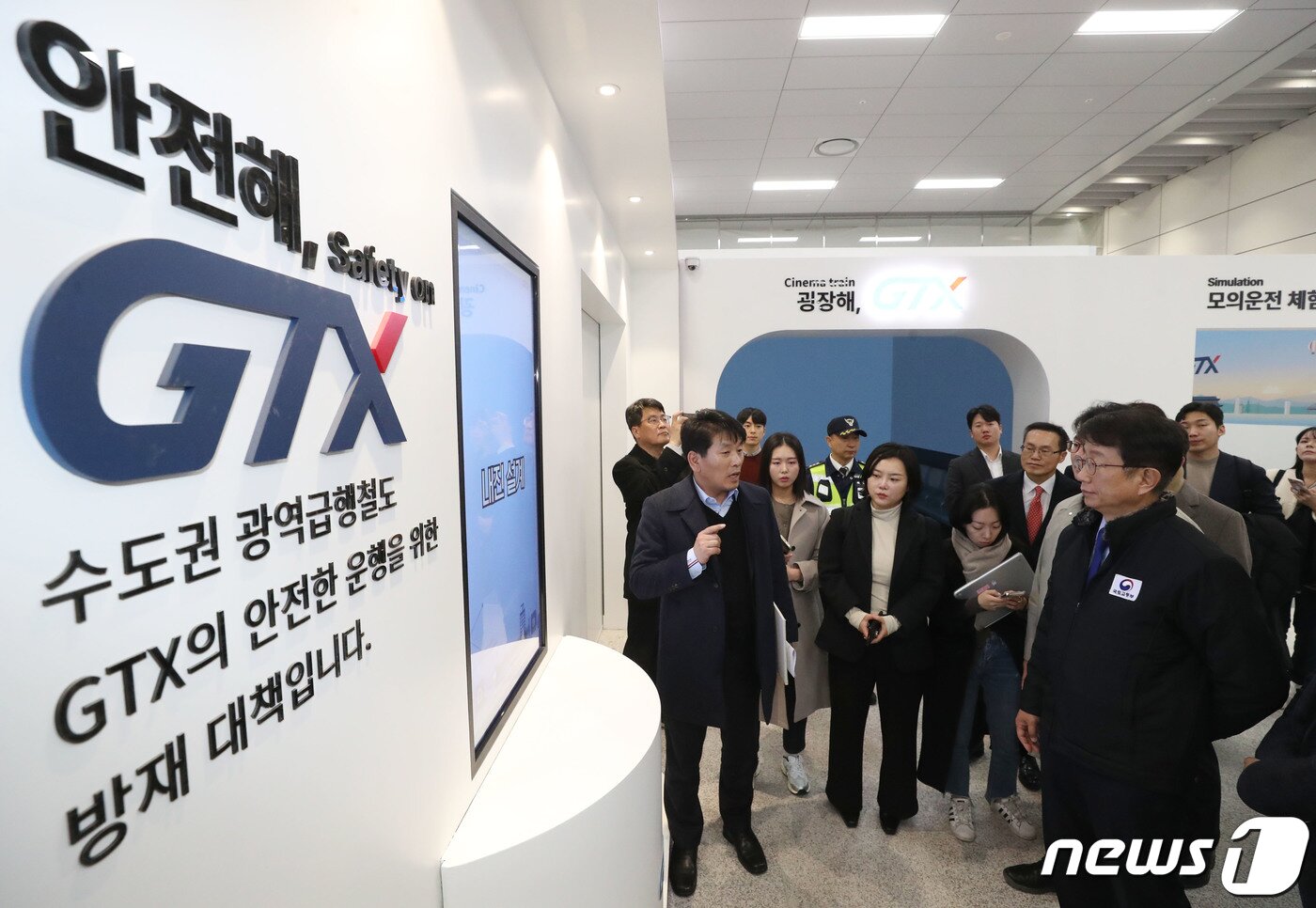 본문 이미지 - 박상우 국토교통부 장관이 5일 오후 서울 강남구 수서역 GTX-A 홍보관을 둘러보고 있다. 2024.1.5/뉴스1 ⓒ News1 김영운 기자