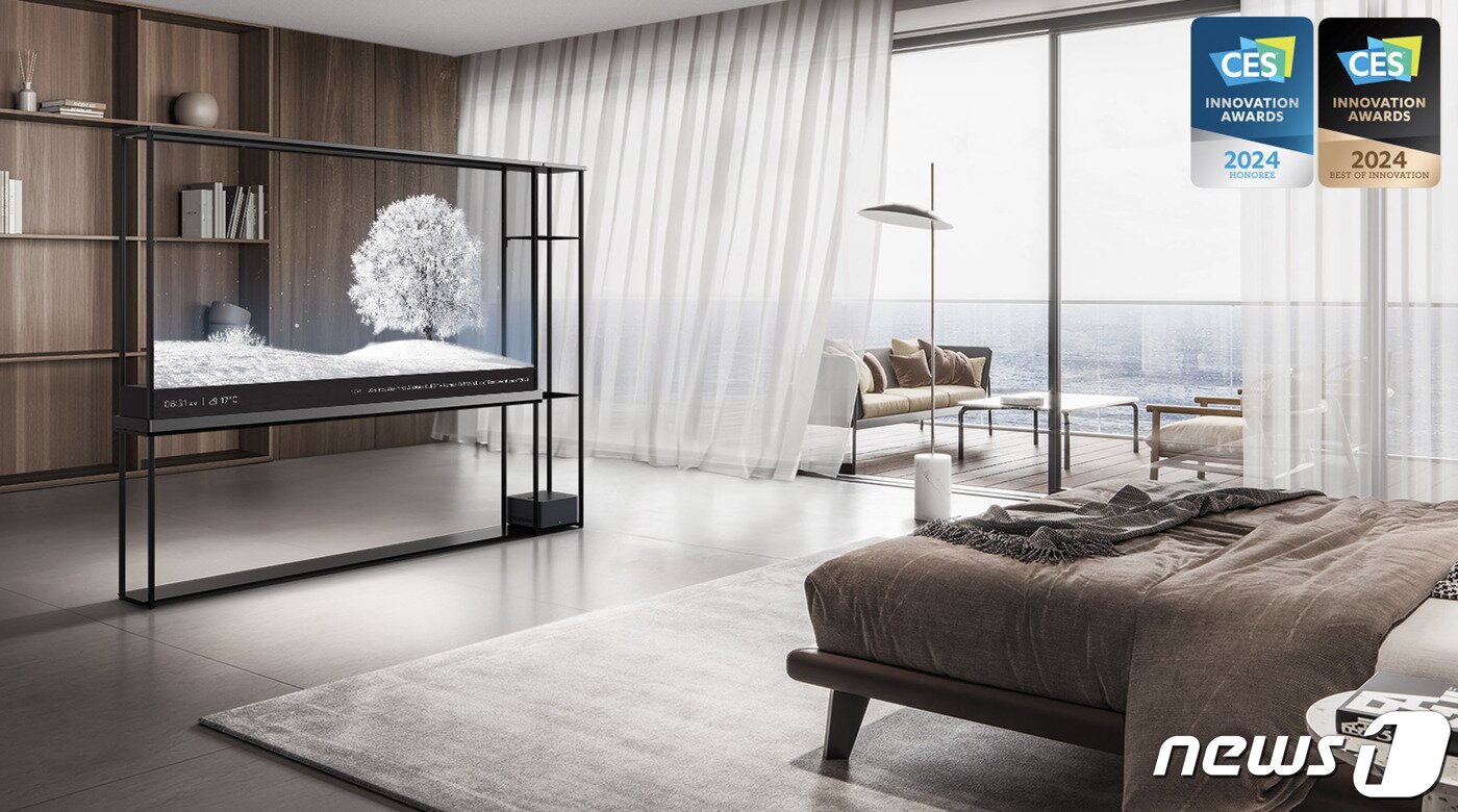 본문 이미지 -  LG전자가 CES 2024에서 세계 최초의 무선 투명 올레드 TV를 공개한다.  'LG 시그니처 올레드 T'는 TV를 껐을 때 투명한 유리처럼 그 너머 공간을 보여줘 개방감이 뛰어날 뿐만 아니라 77형 4K 올레드 TV로서의 뛰어난 화질도 즐길 수 있다.  (LG전자 제공)