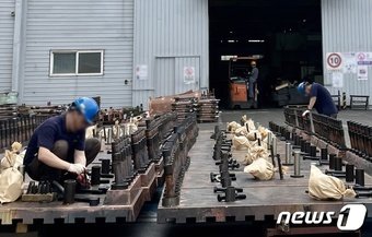 본문 이미지 - 경기 인천의 한 주물공장에서 근로자가 생산품을 점검하고 있다. ⓒ News1 이민주 기자