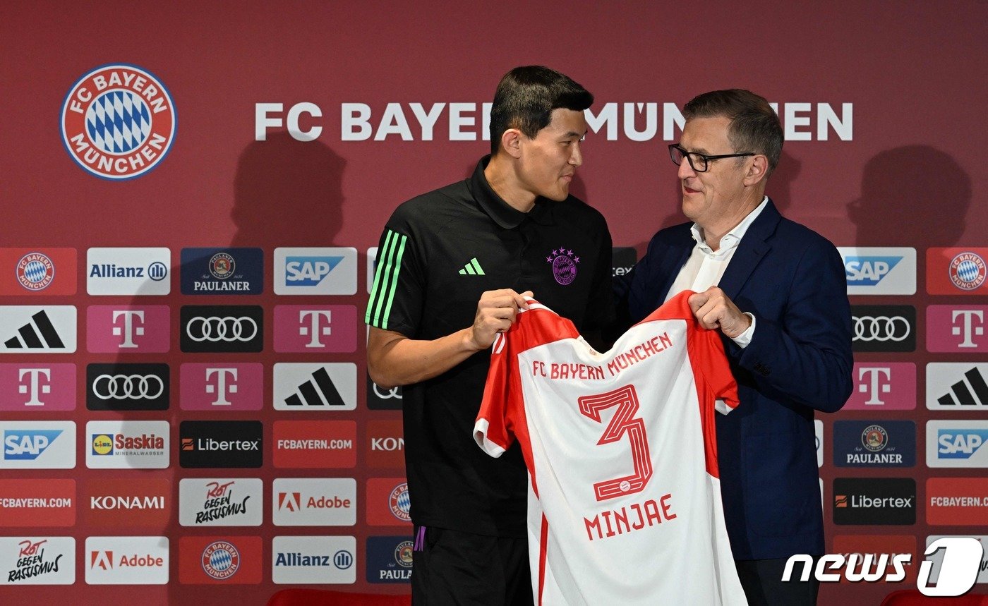 본문 이미지 - 바이에른 뮌헨에 입단하는 김민재(왼쪽) ⓒ AFP=뉴스1