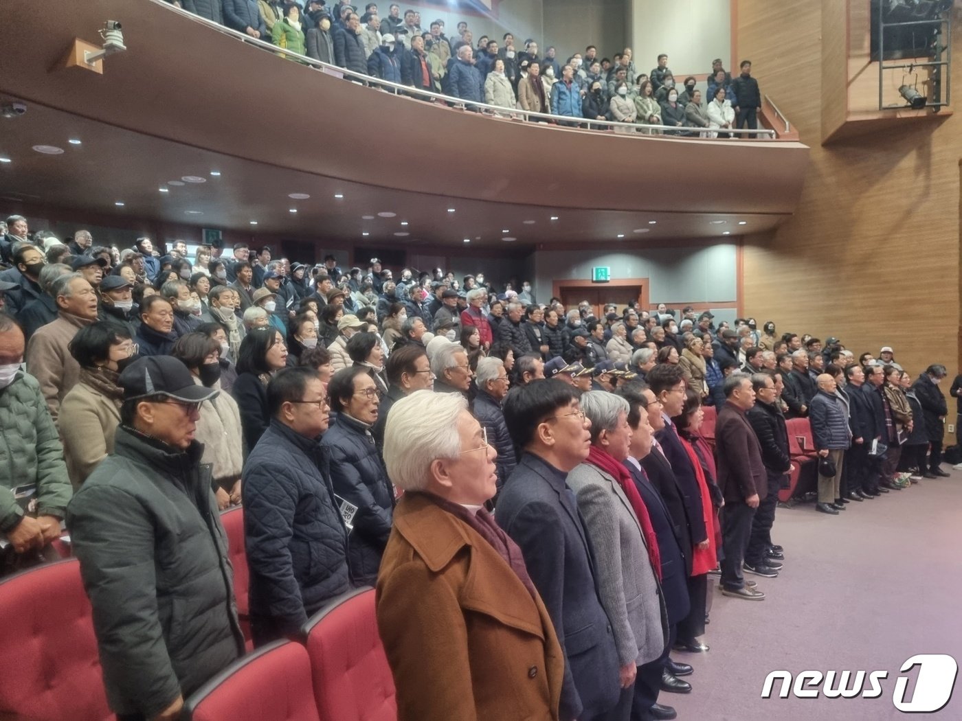 본문 이미지 - 5일 강원 강릉 단오제전수교육관에서 열린 권성동 국민의힘 국회의원 의정보고회에 참석한 권 의원의 지지자들과 당원들이 애국가를 부르고 있다. 2024.1.5/뉴스1