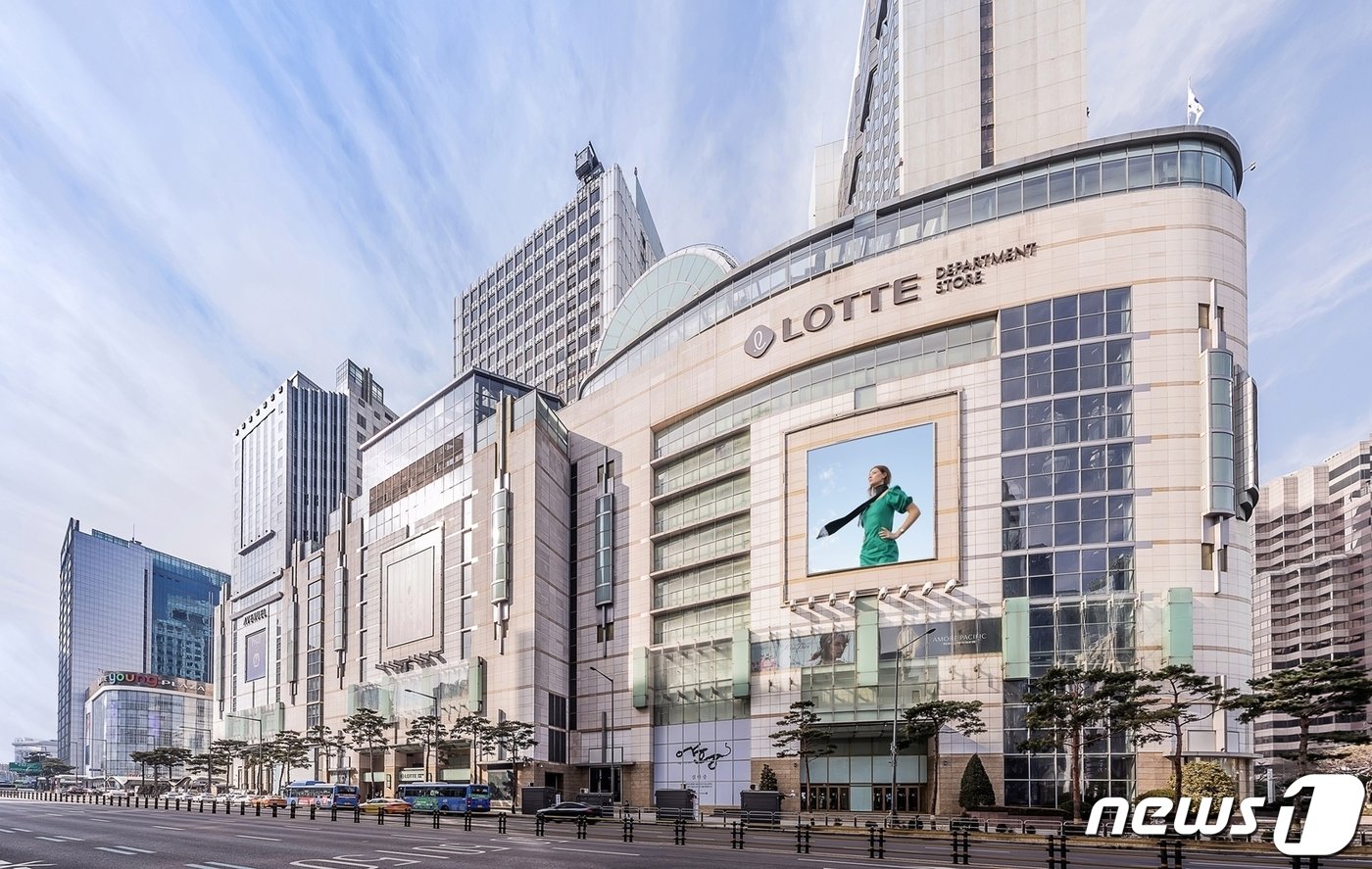 본문 이미지 - 지난해 처음 매출 2조원을 넘긴 롯데백화점 본점(롯데쇼핑 제공)