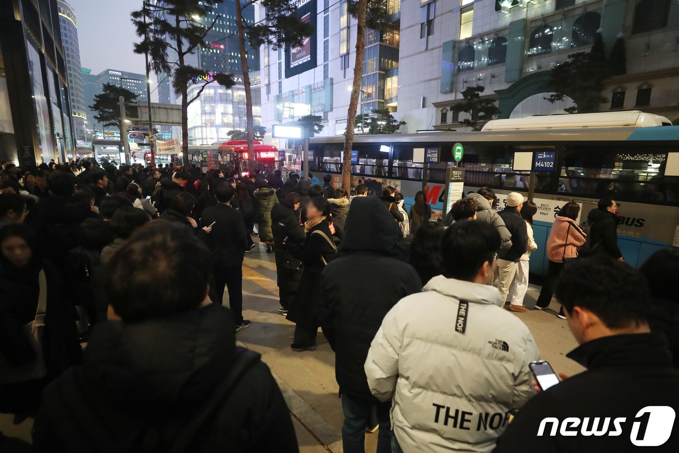 5일 저녁 서울 중구 명동입구 버스정류장에서 시민들이 퇴근을 하기 위해 버스를 기다리고 있다.2024.1.5/뉴스1 ⓒ News1 이승배 기자