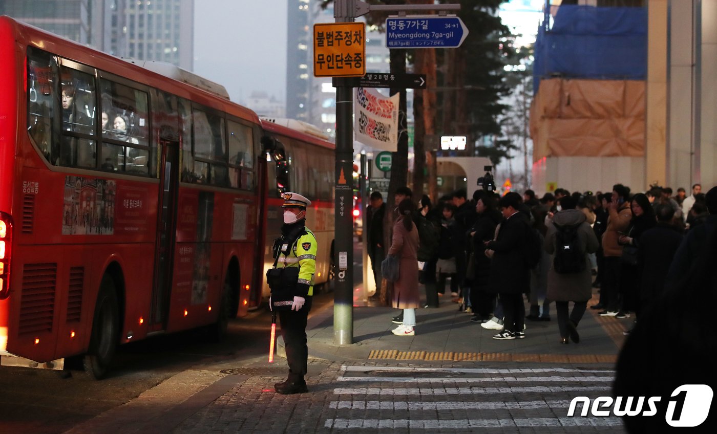 5일 저녁 서울 중구 명동입구 버스정류장에서 시민들이 퇴근을 하기 위해 버스를 기다리고 있다.  2024.1.5/뉴스1 ⓒ News1 이승배 기자