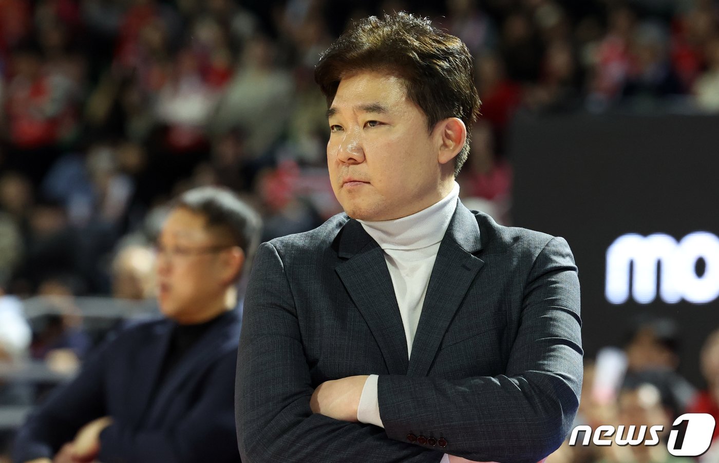 본문 이미지 - 5일 오후 서울 송파구 잠실학생체육관서 열린 '2023-2024 정관장 프로농구' 서울SK와 고양 소노의 경기에서 소노 김승기 감독이 경기를 지켜 보고 있다. 2024.1.5/뉴스1 ⓒ News1 김명섭 기자