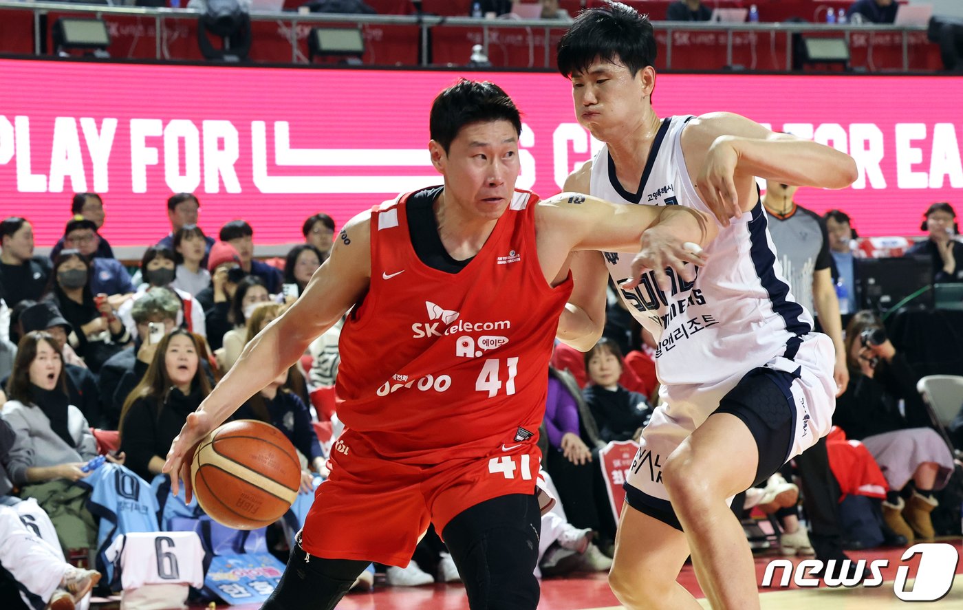 본문 이미지 - 5일 오후 서울 송파구 잠실학생체육관서 열린 '2023-2024 정관장 프로농구' 서울SK와 고양 소노의 경기에서 SK 오세근이 드리블 하고 있다. 2024.1.5/뉴스1 ⓒ News1 김명섭 기자