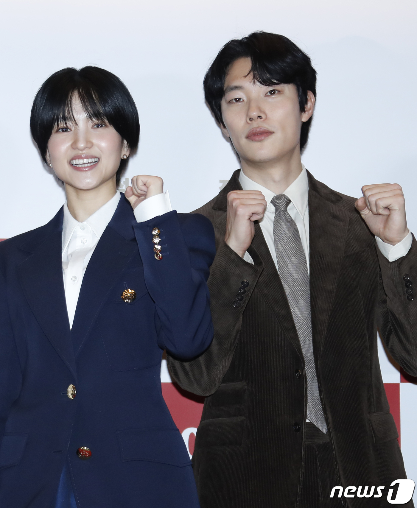 (서울=뉴스1) 권현진 기자 = 배우 김태리와 류준열(오른쪽)이 5일 서울 용산구 CGV용산아이파크몰에서 열린 영화 '외계+인 2부'(감독 최동훈) VIP 시사회에서 포즈를 취하고 …