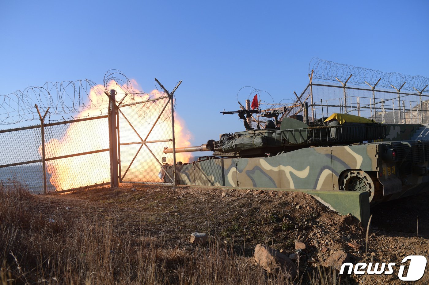 본문 이미지 - 북한군이 서북도서 지역에서 해안포 도발을 감행한 5일 오후 인천 옹진군 백령도에서 국군 K1E1 전차가 해상사격훈련을 하고 있다. (국방부 제공) 2024.1.5/뉴스1 ⓒ News1 장수영 기자