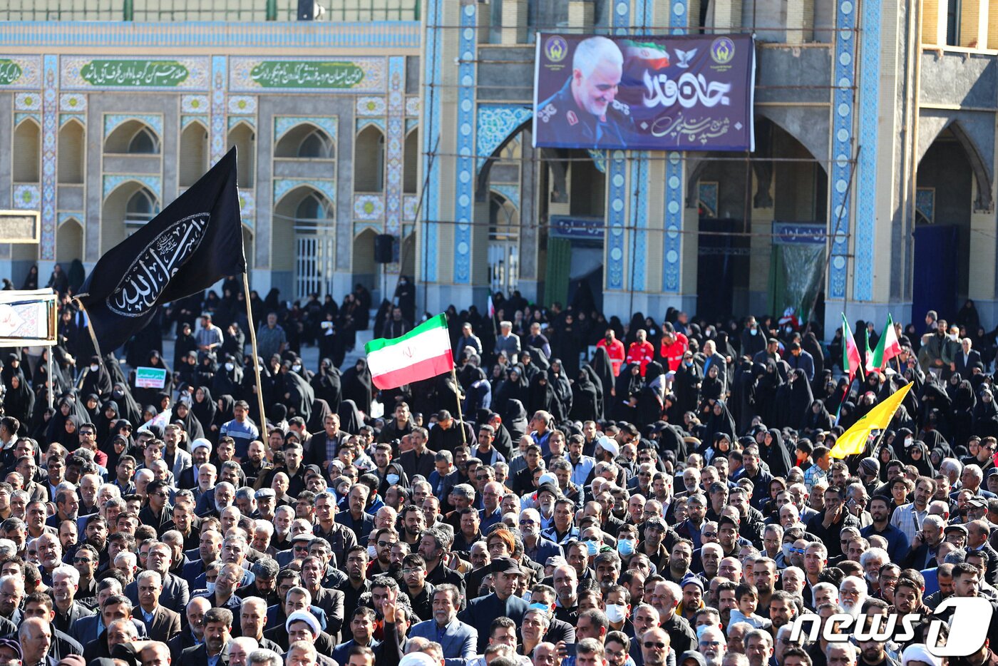 본문 이미지 - 이란 남동부 케르만의 모스크에서 5일&#40;현지시간&#41; 폭탄테러 희생자 장례식이 엄수됐다. 테러는 지난 3일 케르만에서 열린 가셈 솔레이마니 사령관 4주기 추모식을 겨냥해 벌어졌는데, 이슬람국가&#40;IS&#41;가 배후를 자처했다. 2023.1.5. ⓒ 로이터=뉴스1 ⓒ News1 김성식 기자