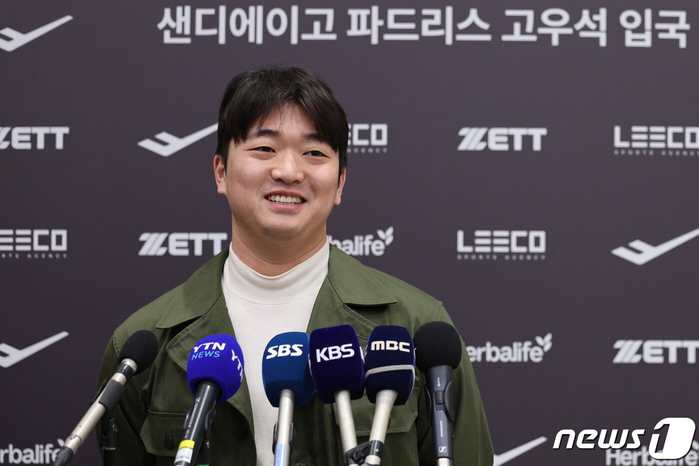 본문 이미지 - 메이저리그(MLB) 샌디에이고 파드리스와 계약한 고우석이 6일 오전 인천국제공항 2터미널을 통해 귀국 후 인터뷰를 하고 있다. 고우석은 지난해 LG 트윈스의 한국시리즈 우승을 이끈 뒤 메이저리그 진출을 타진했고 지난 4일 샌디에이고와 2+1년, 최대 940만달러(약 123억원) 계약을 체결했다. 2024.1.6/뉴스1 ⓒ News1 신웅수 기자