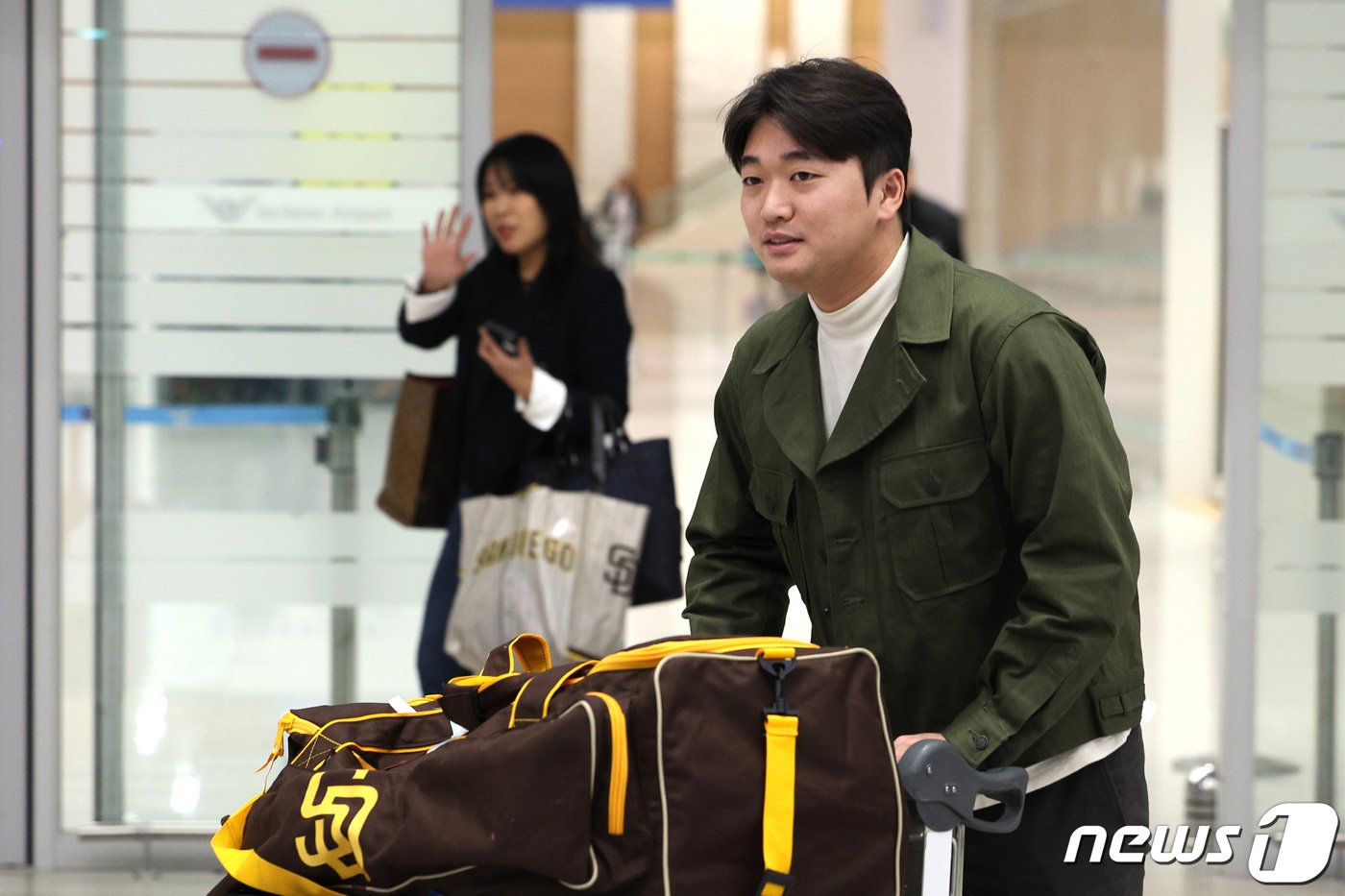 본문 이미지 - 메이저리그(MLB) 샌디에이고 파드리스와 계약한 고우석이 6일 오전 인천국제공항 2터미널을 통해 귀국하고 있다. 2024.1.6/뉴스1 ⓒ News1 신웅수 기자