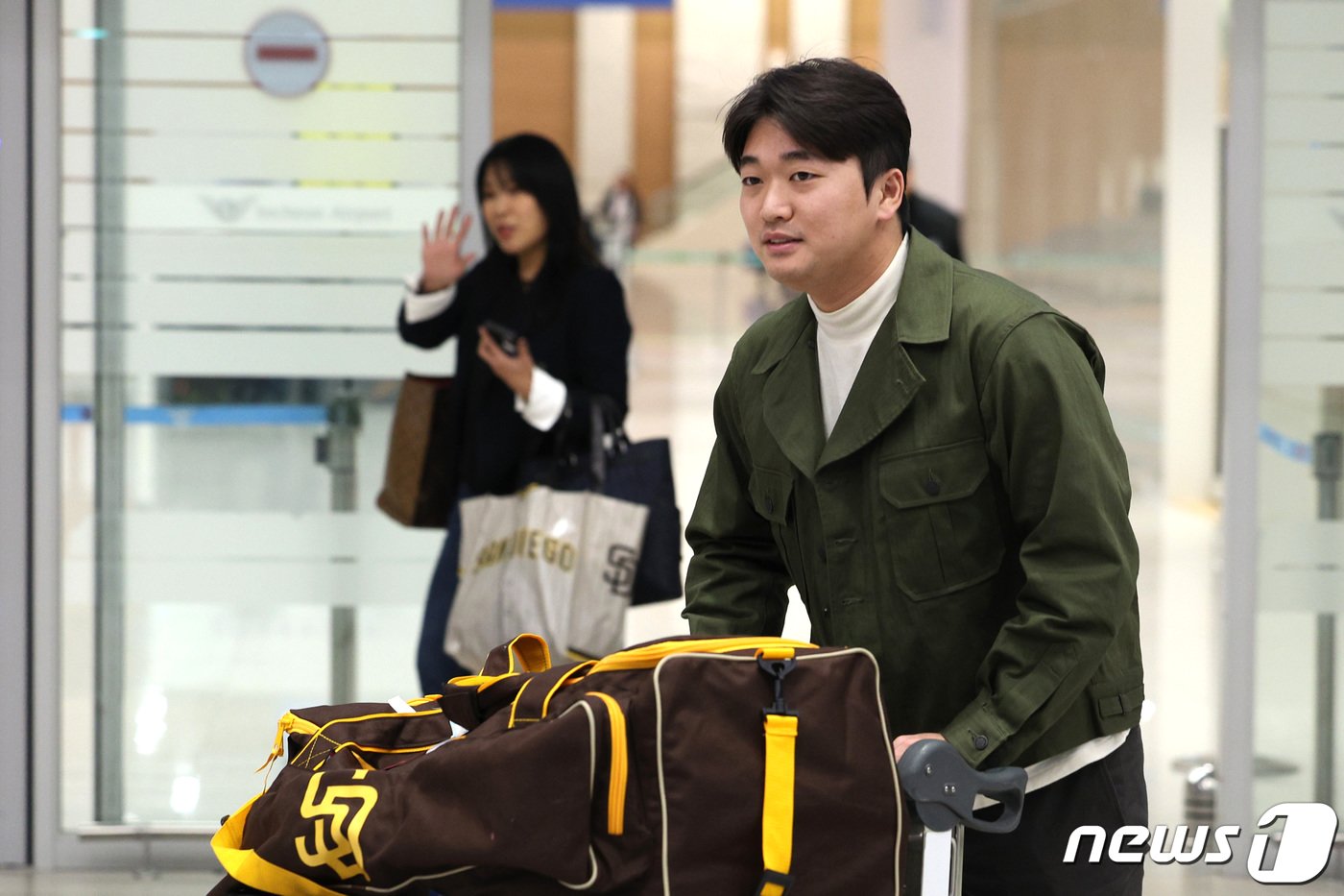 메이저리그&#40;MLB&#41; 샌디에이고 파드리스와 계약한 고우석이 6일 오전 인천국제공항 2터미널을 통해 귀국하고 있다. 2024.1.6/뉴스1 ⓒ News1 신웅수 기자