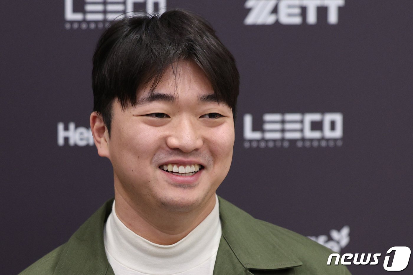 본문 이미지 - 메이저리그(MLB) 샌디에이고 파드리스와 계약한 고우석이 6일 오전 인천국제공항 2터미널을 통해 귀국 후 인터뷰를 하고 있다. 2024.1.6/뉴스1 ⓒ News1 신웅수 기자