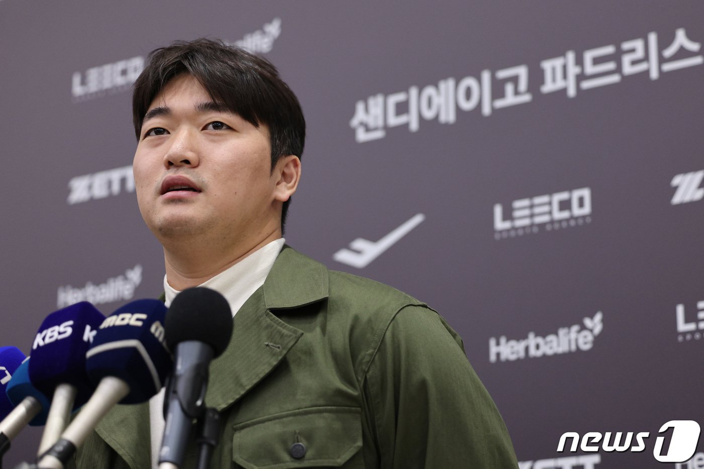 본문 이미지 - 메이저리그(MLB) 샌디에이고 파드리스와 계약한 고우석이 6일 오전 인천국제공항 2터미널을 통해 귀국 후 인터뷰를 하고 있다. 2024.1.6/뉴스1 ⓒ News1 신웅수 기자