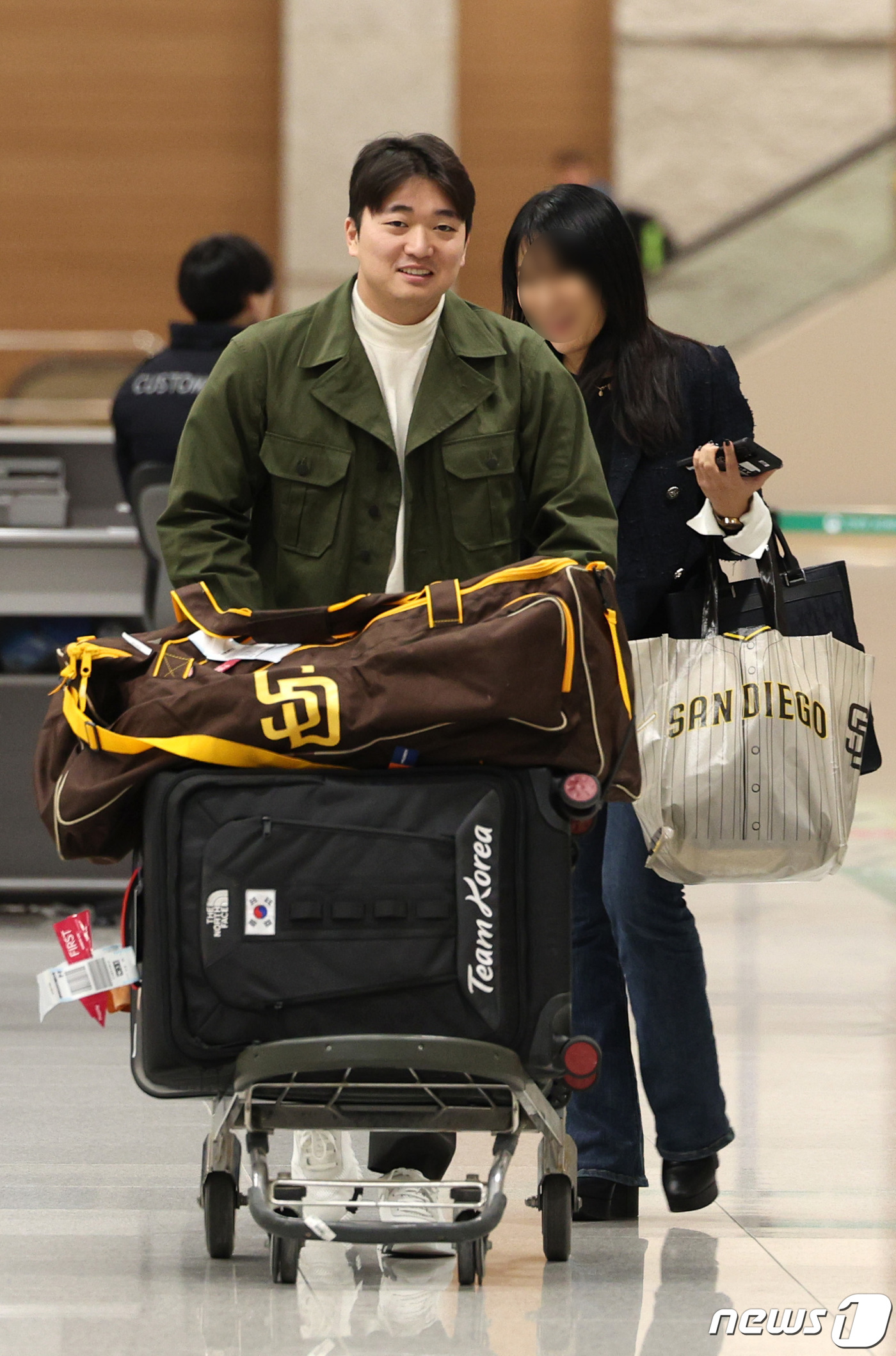 (인천공항=뉴스1) 신웅수 기자 = 메이저리그(MLB) 샌디에이고 파드리스와 계약한 고우석이 6일 오전 인천국제공항 2터미널을 통해 귀국하고 있다.고우석은 지난해 LG 트윈스의 한 …